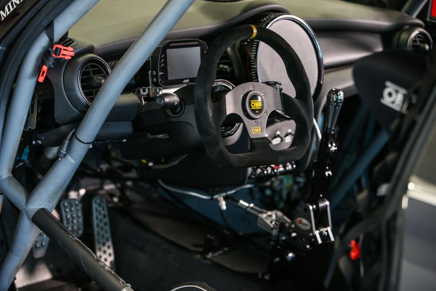 Интерьер Mini Cooper S JCW Challenge 2016 года  (фото 16 из 60)